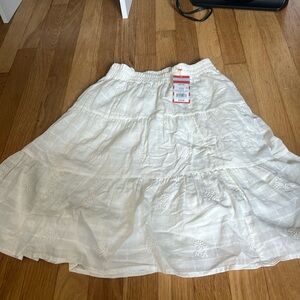 Girls white linen flower design skirt from Cat and Jack size 8/10.